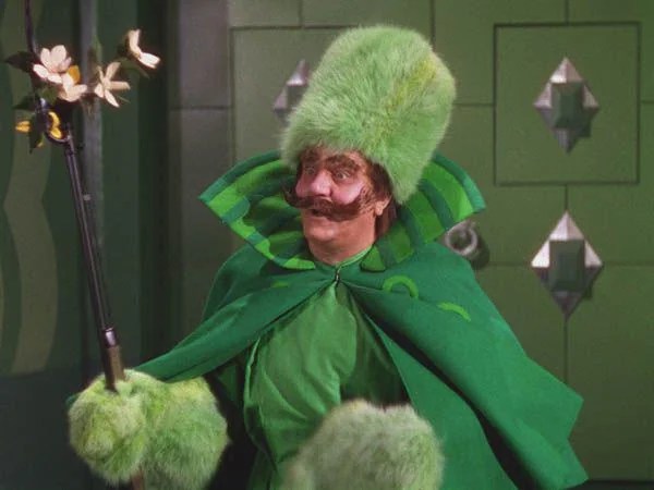 Frank Morgan playing a guard for Oz.